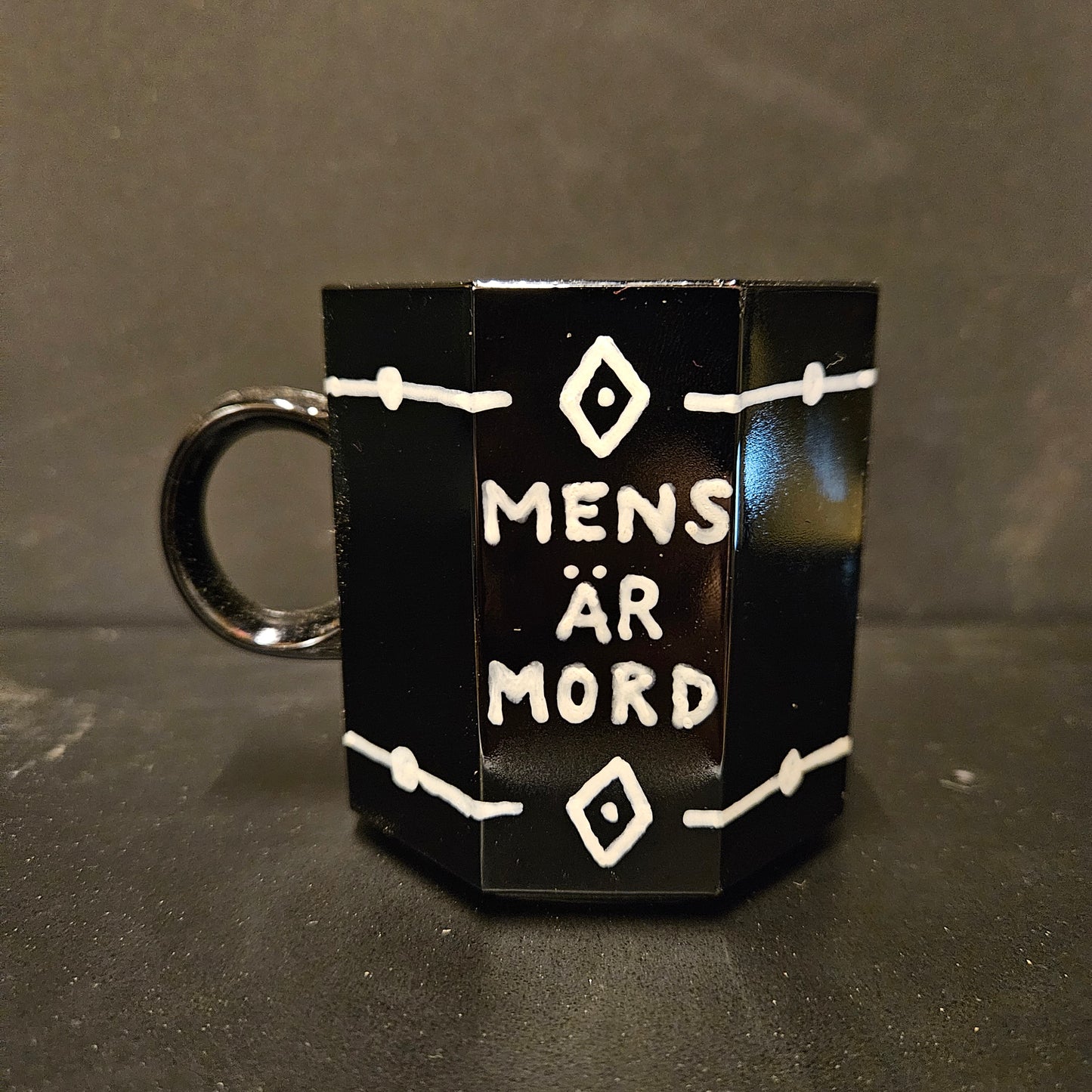 Mens är mord (M)